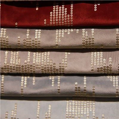 O tecido de veludo dourado para cortina é adequado para uma sala pequena?